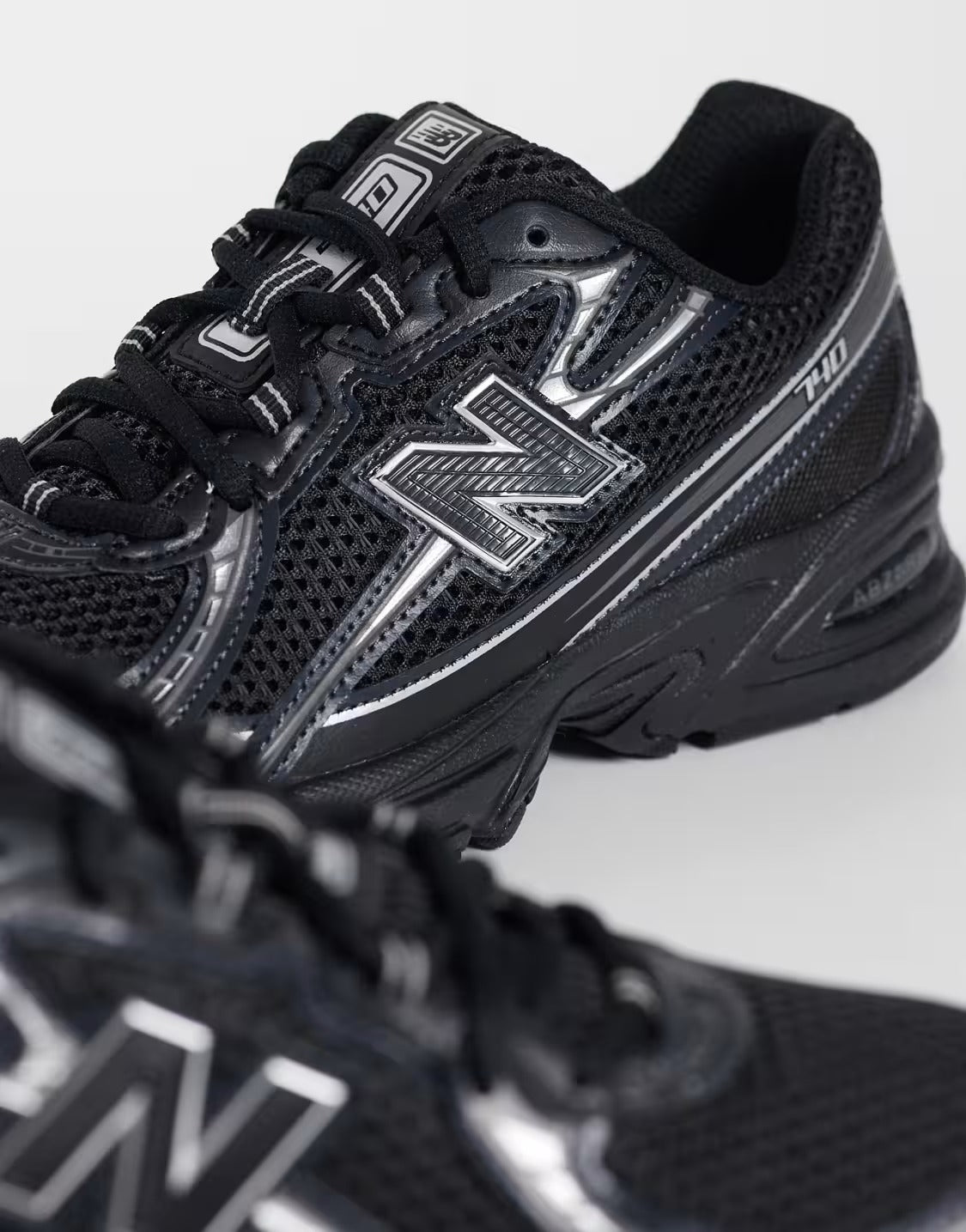 New Balance 740 Black