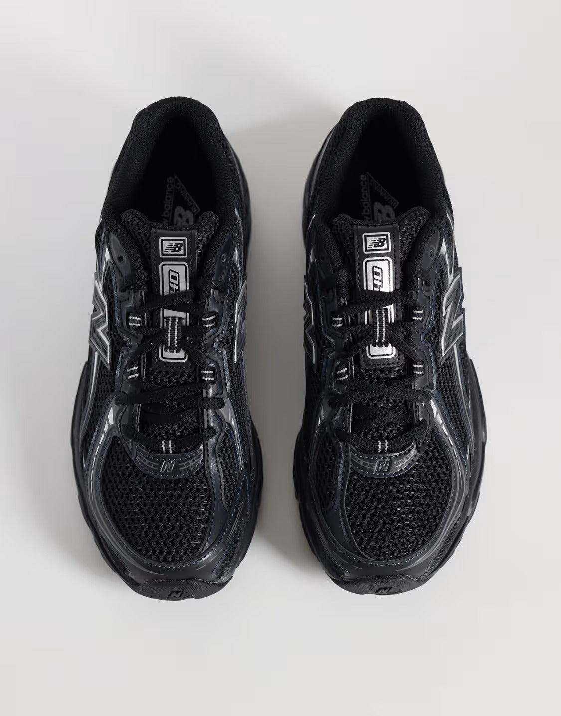 New Balance 740 Black